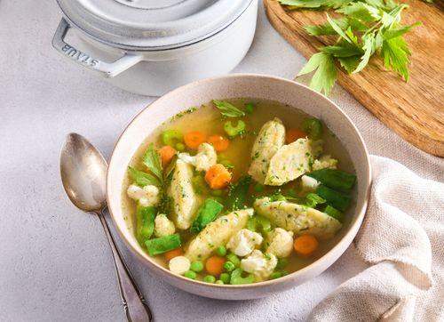 Zeleninová polievka so syrovými haluškami a bylinkami